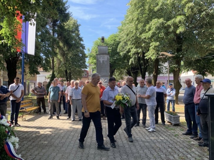 Položeni vijenci na spomenik palim borcima u Kostajnici