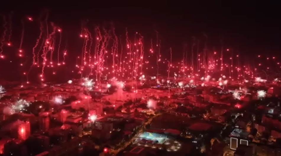 Pirotehnički spektakl Lešinara: Bakljada u cijelom gradu i vatromet za 100 godina Velikana iz Platonove! (VIDEO)