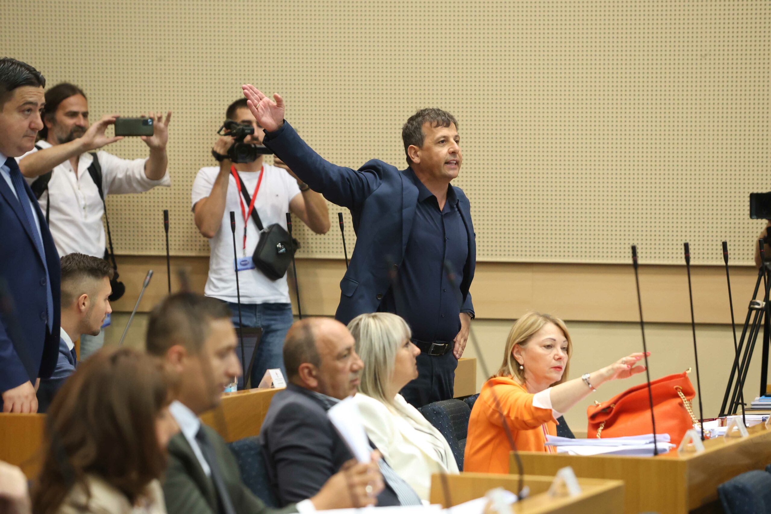 (FOTO) "Kao da smo TERORISTI" Radnik skupštinskog obezbjeđenja fizički napao Nebojšu Vukanovića, evo šta traži Vučinić