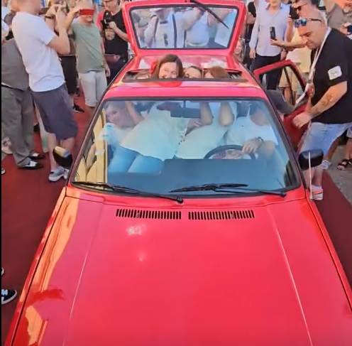 Spektakl u Sanskom Mostu: Čak 20 ljudi stalo u Golf 2 u pokušaju obaranja Ginisovog rekorda (VIDEO)