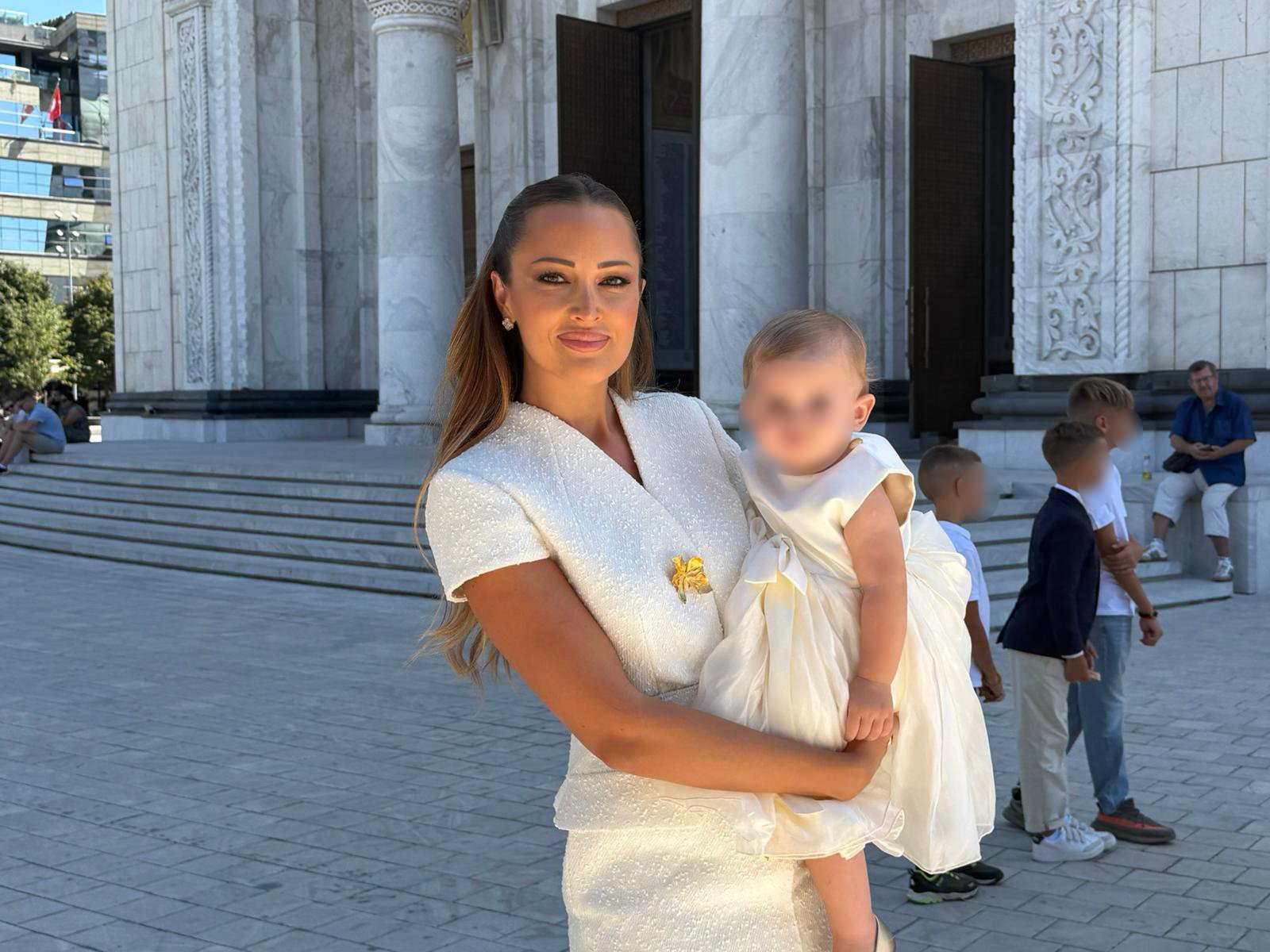 (VIDEO) Blista od sreće dok u naručju drži nasljednicu: Aleksandra Prijović na krštenju kćerke Arije u HALJINI SVJETSKOG DIZAJNERA