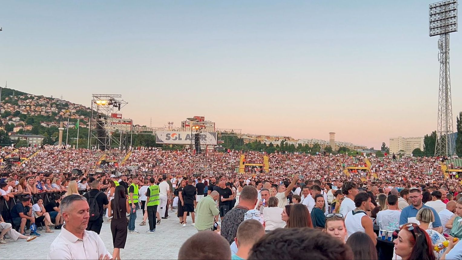 Video / Najveća gužva do sada pred posljednju noć koncerta Dine Merlina na Koševu