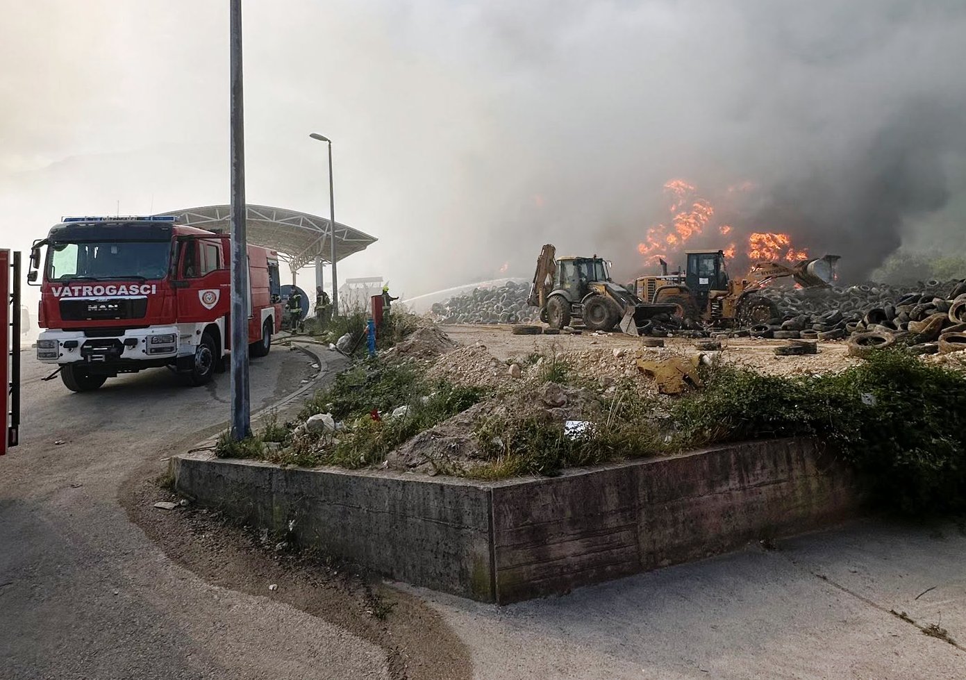 (VIDEO) Borba sa požarom nadomak Mostara: Vatra zahvatila minsko polje, odjekuju detonacije