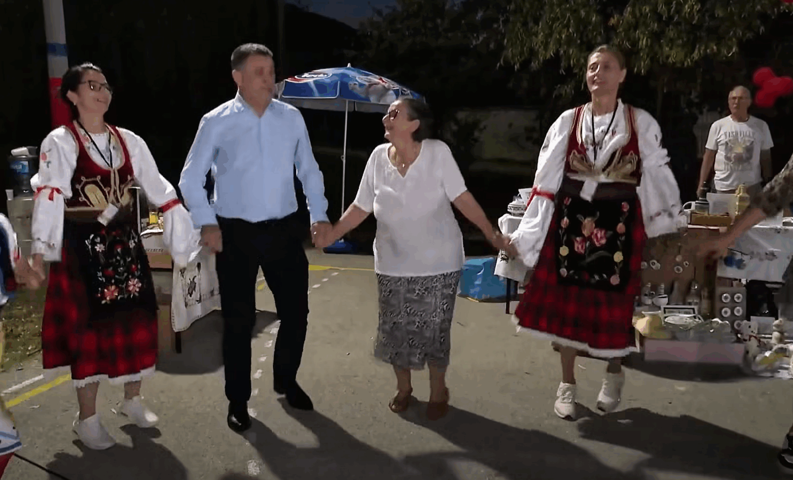 (VIDEO) VESELO U DEBELJACIMA Đajić zapjevao starogradsku pjesmu, pa zaigrao kolo
