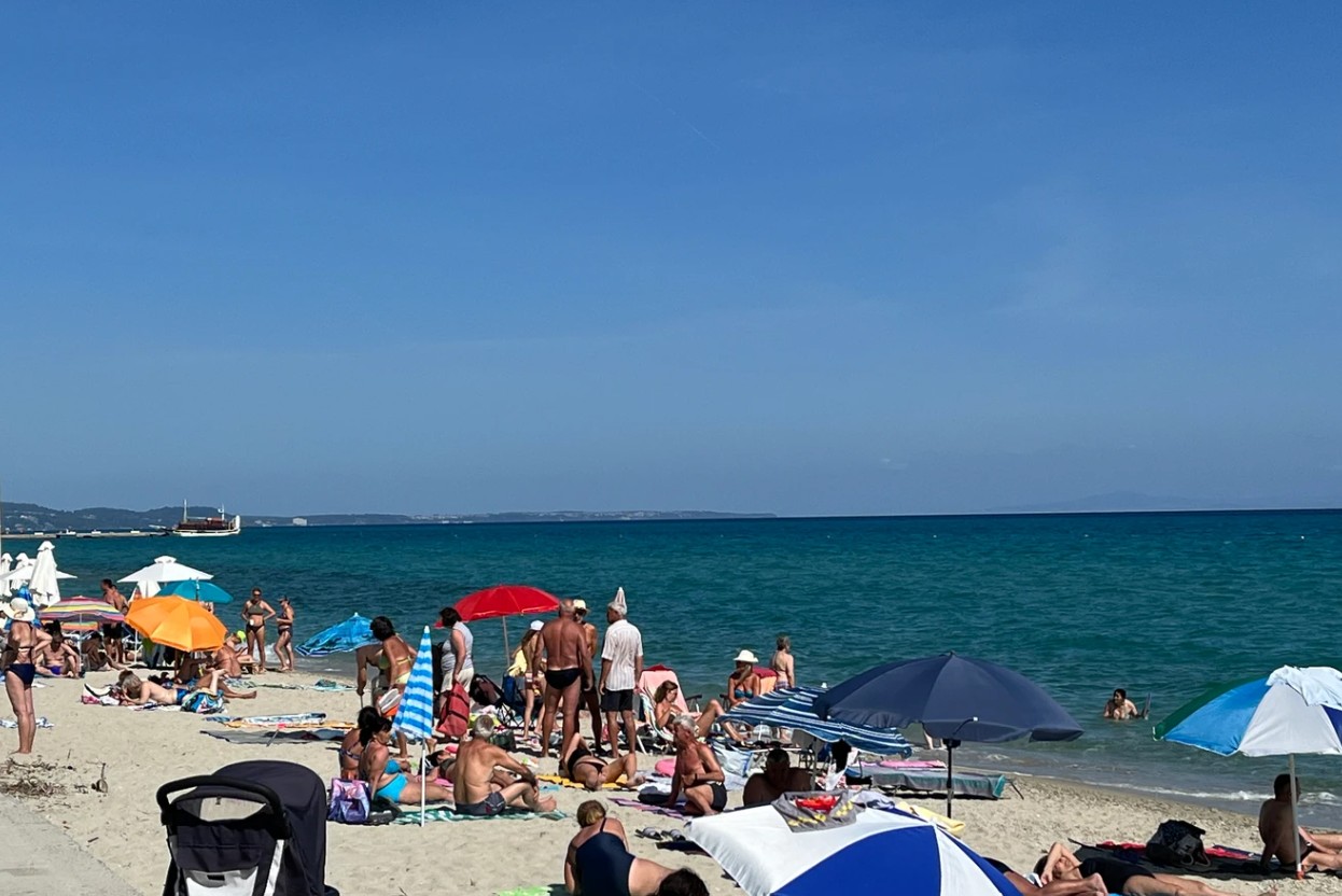 (VIDEO) Viralni snimak sa plaže podigao buru, OVO JE ISTINA: Hrvatski mediji podijelili snimak iz Pefkohorija, pa optužili Srbe za bahatost