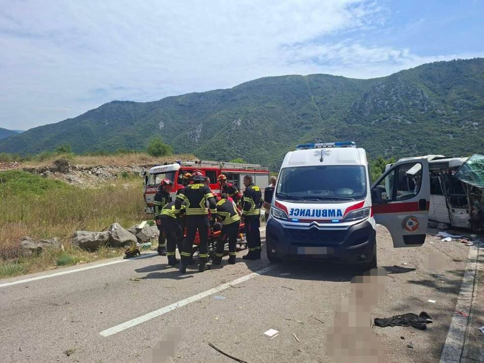 Vraćali se sa Ostroga pa doživjeli stravičnu nesreću: Poginula djevojka (21) iz Srbije, 16 osoba povrijeđeno