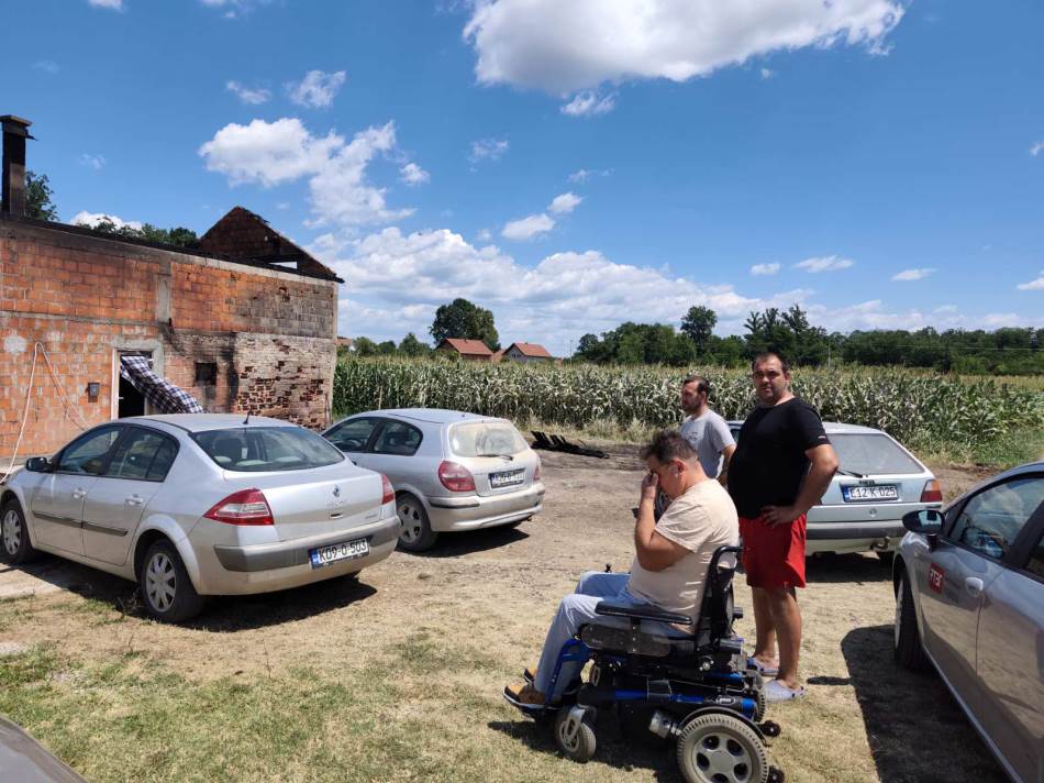 Veliko srce Laminca: Komšije se udružile da pomognu porodici kojoj je požar uništio dom (FOTO)