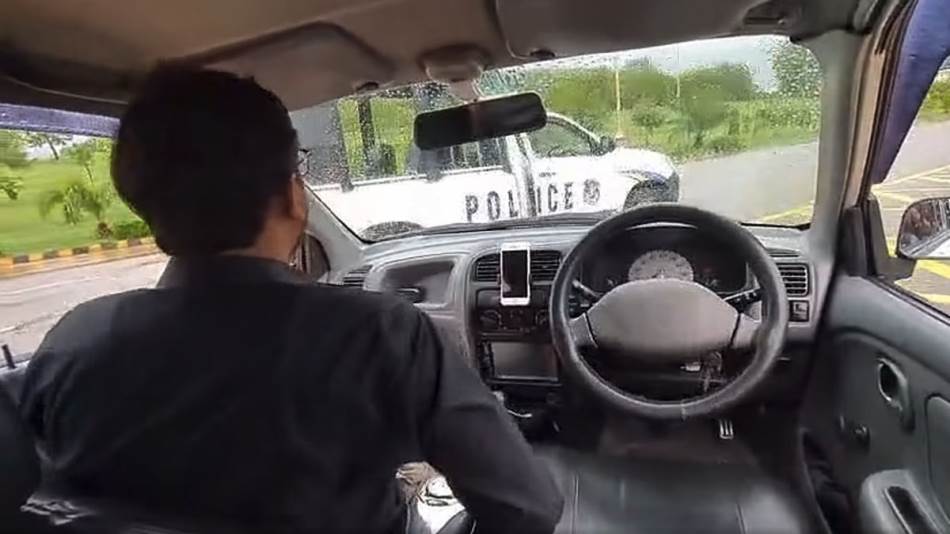 Auto na daljinsko upravljanje se zakucao u policiju: Trenutak prekida signala zabilježen uživo