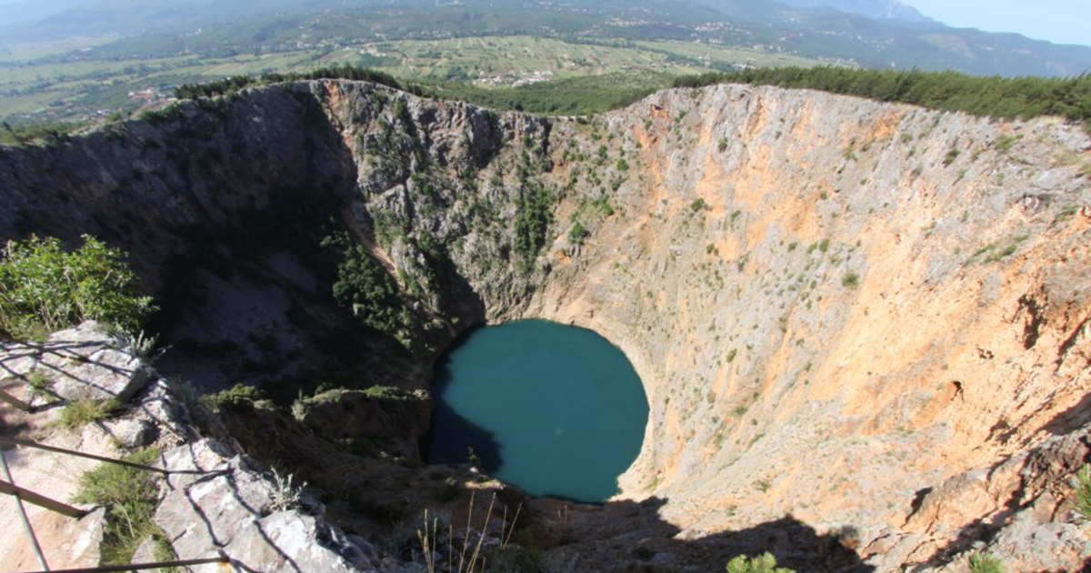 Čudesno jezero u Dalmaciji: Još niko nije uspio da u njega ubaci kamen (VIDEO)