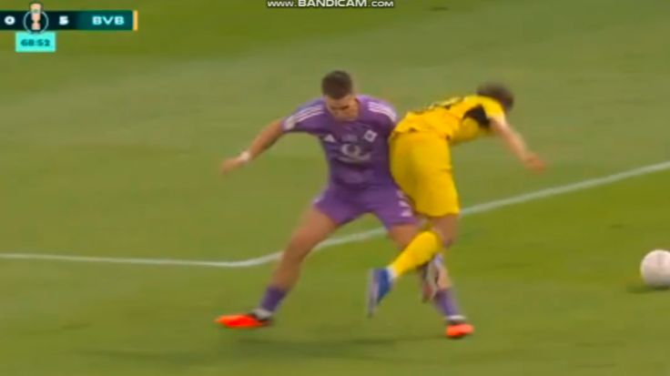 Video / Brat Ermedina Demirovića ušao u igru i odmah "pokosio" fudbalera Borusije Dortmund