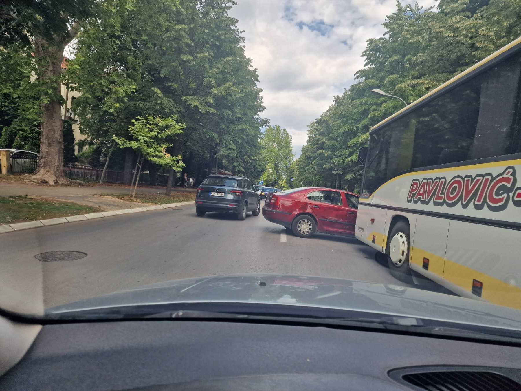(FOTO) Stvaraju se gužve: Sudar automobila i autobusa kod parka Mladen Stojanović u Banjaluci