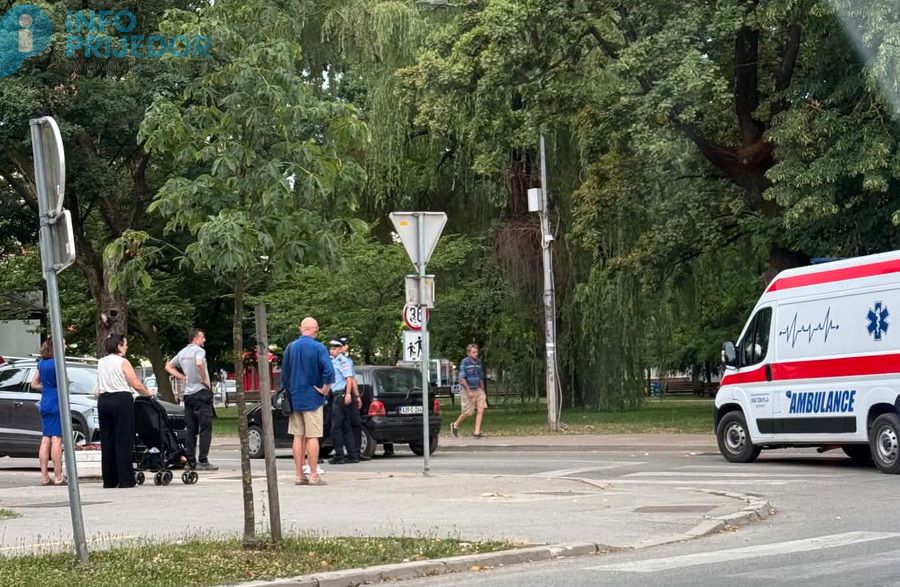 (FOTO) Nesreća u Prijedoru: Automobil UDARIO ŽENU I DJETE (4) na pješačkom prelazu