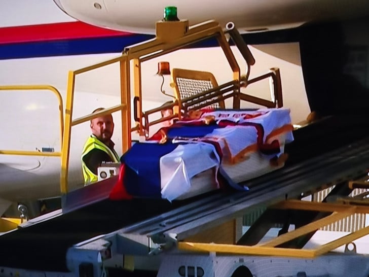Avion sa tijelom komandanta Vojske Republike Srpske sletio u Beograd