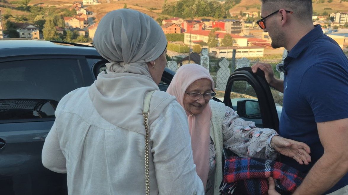 Video / Emotivno: Rasima Nanić, majka heroja rahmetli Izeta i Nevzeta stigla do turbeta