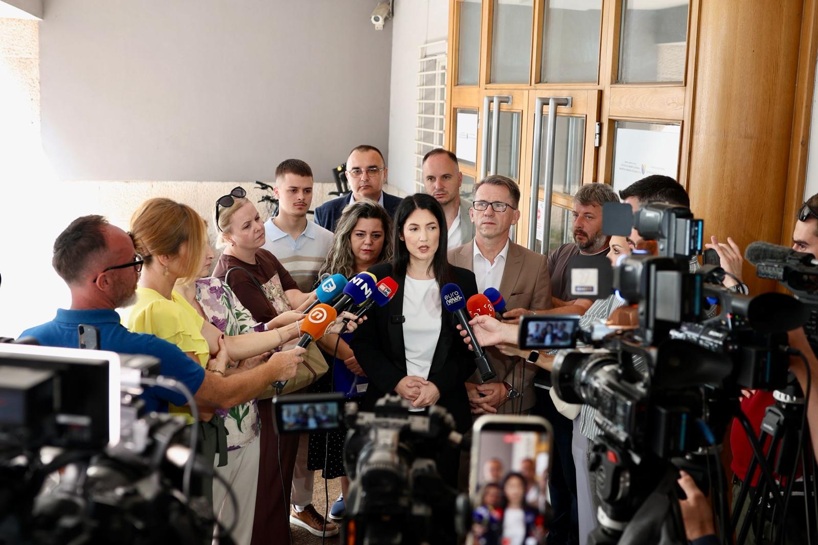 (FOTO) "PREPOZNATLJIVA IMENA" Trivićeva predala izborne liste za 2 nivoa vlasti