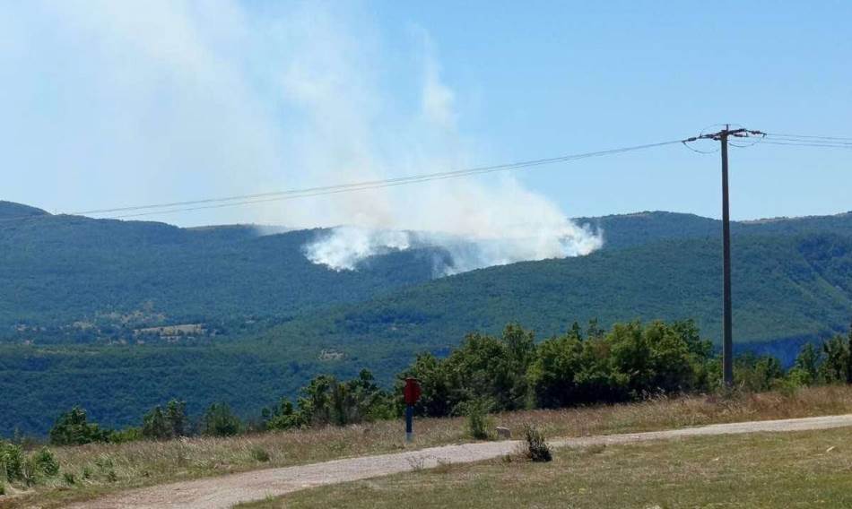 Požar kod Drvara bukti tri dana: Ugrožene kuće, vatra se ne može gasiti zbog minskog polja