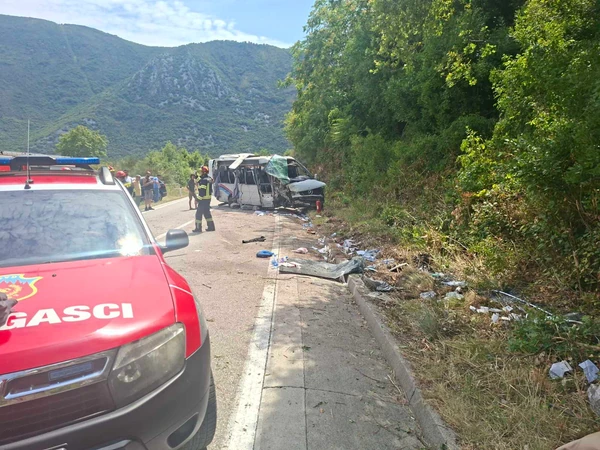 Vraćali se iz Ostroga, pa se zakucali u kamenu kosinu: Otkriven identitet DJEVOJKE (21) KOJA JE POGINULA u prevrtanju mini-busa