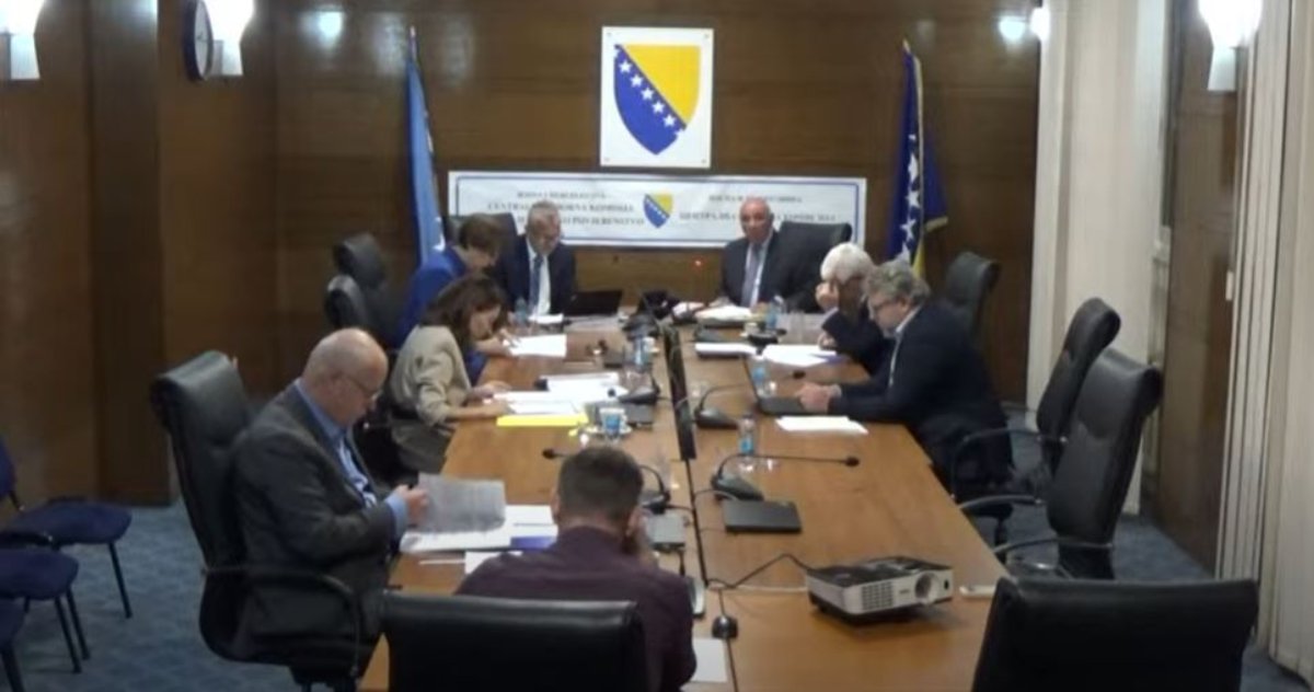 Zaustavljeno štampanje GLASAČKIH LISTIĆA: CIK BiH pokrenuo istragu zbog pravopisne greške, izrečene i kazne partijama zbog preuranjene kampanje