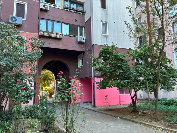 (VIDE, FOTO) U zgradu ne može da se uđe zbog kiseline: Muk ispred stana u kom je BRAT ZVJERSKI UBIO SESTRU, pa presudio sebI
