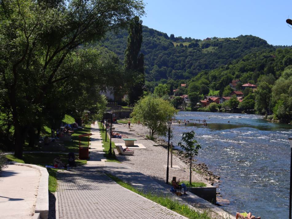 Sunčano i toplo, ponegdje moguća slaba kiša