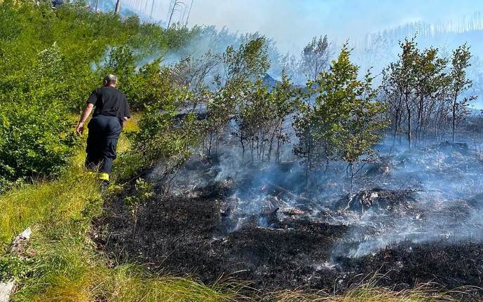 Požar na Rujištu iznad Mostara izmiče kontroli: Vatra se približila kućama i vikendicama