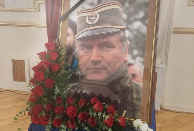 (VIDEO, FOTO) ODRŽANA KOMEMORACIJA GENERALU RATKU MLADIĆU Porodica i saborci odali posljednju počast
