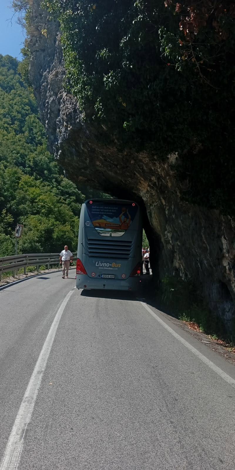 Usporen saobraćaj: Autobus zapeo u kanjonu kod Banjaluke