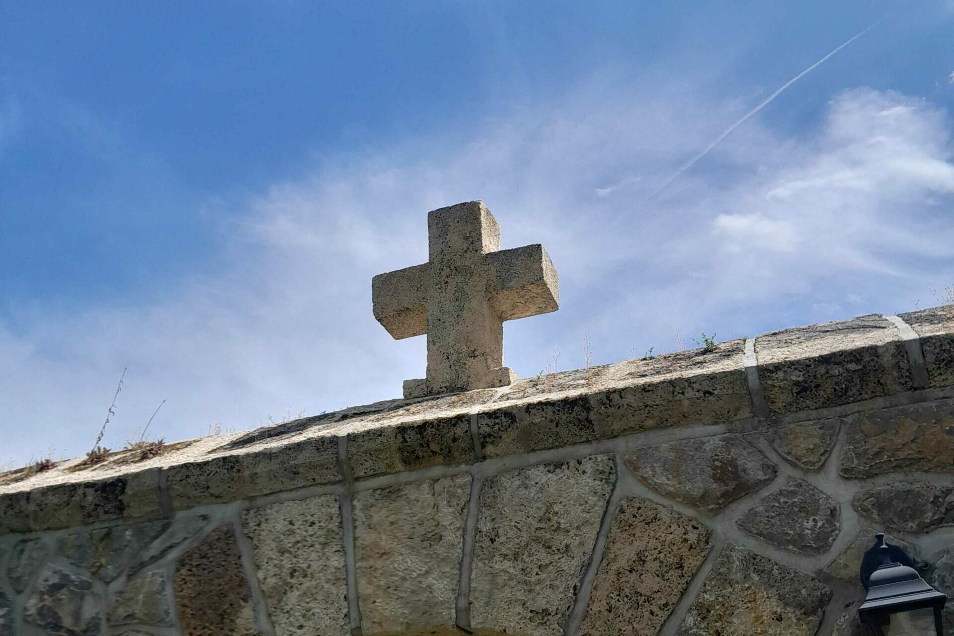DANAS JE POSEBAN DAN Slave se Sveti Irinej i Sveti Lup, a Odanije Uspenja nosi snažnu poruku za žene i buduće majke