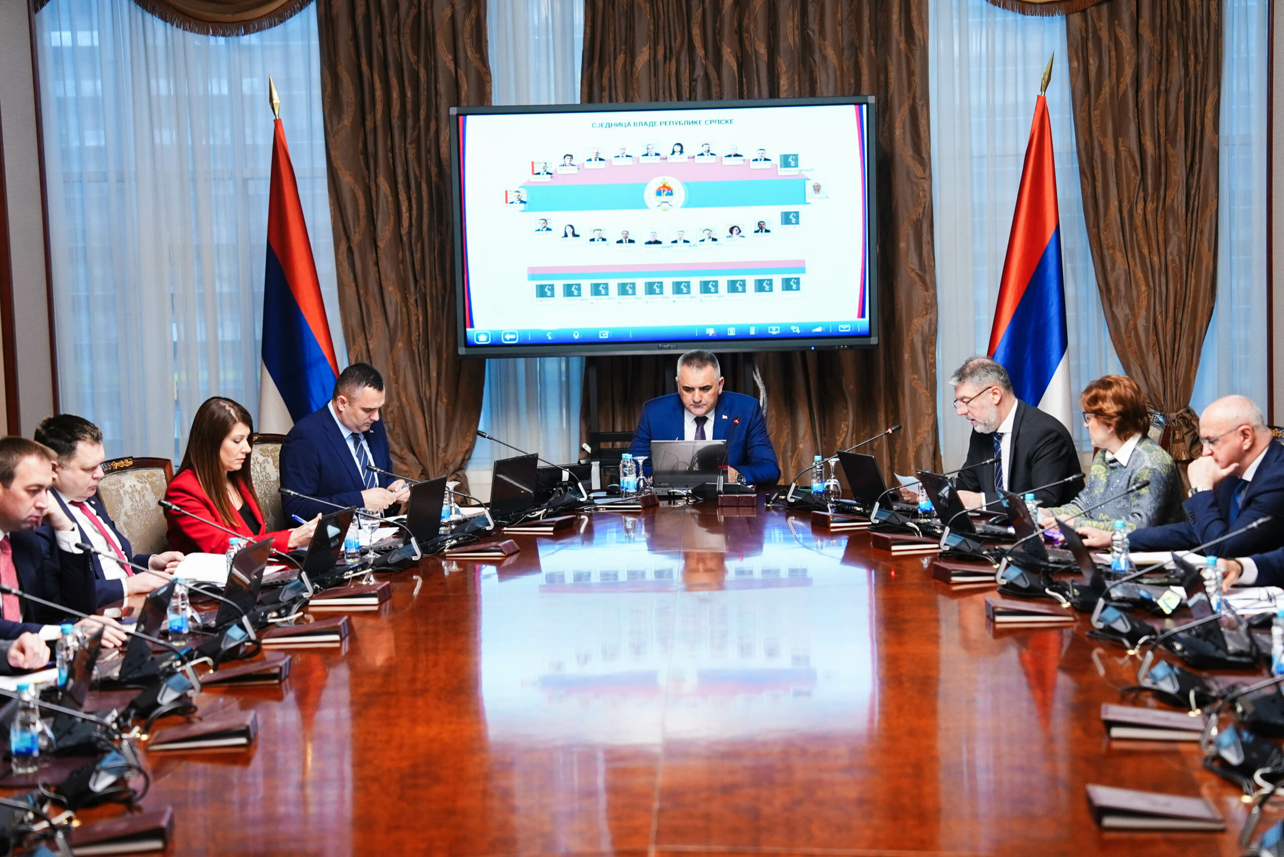 Ni 4.000 KM nije dosta: Da li su ministri zaslužili “IZUZETNO VISOKE PLATE”