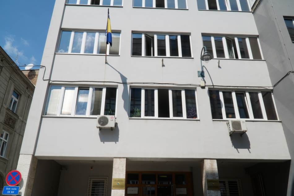 SNSD i PSS kažnjeni zbog preuranjene kampanje: Zloupotreba djece i javnih sredstava