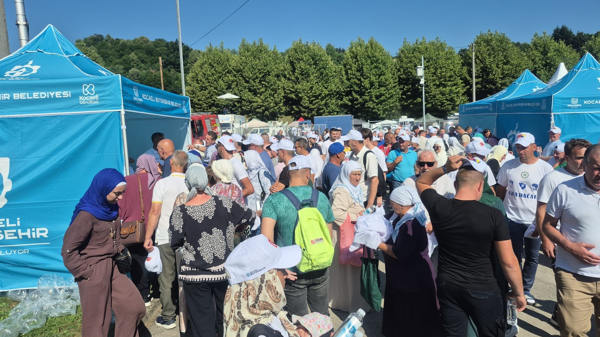 Video / Hiljade ljudi pristiže na dženazu u Potočare
