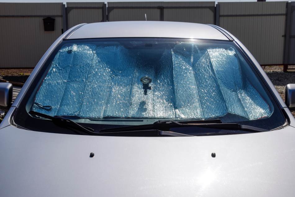 Kako staviti zaštitnu foliju od sunca na auto