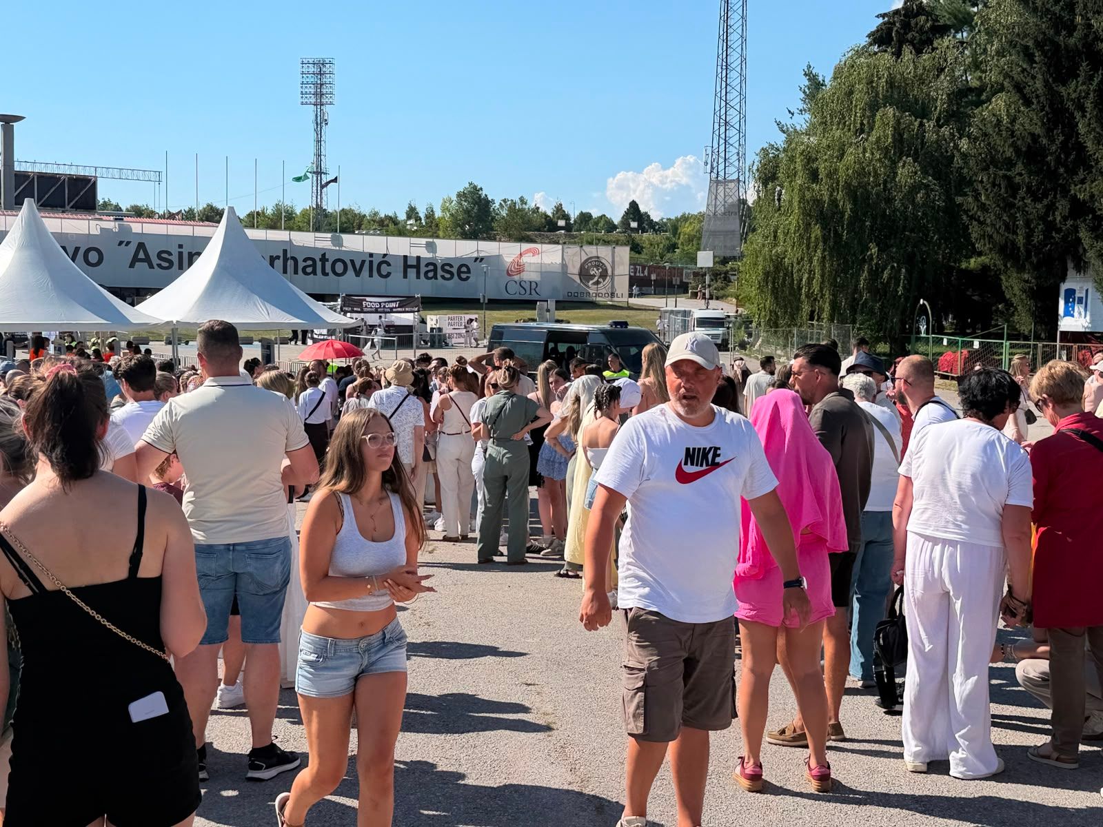 Publika pristiže na Koševo: Kolone formirane nekoliko sati pred koncert Dine Merlina